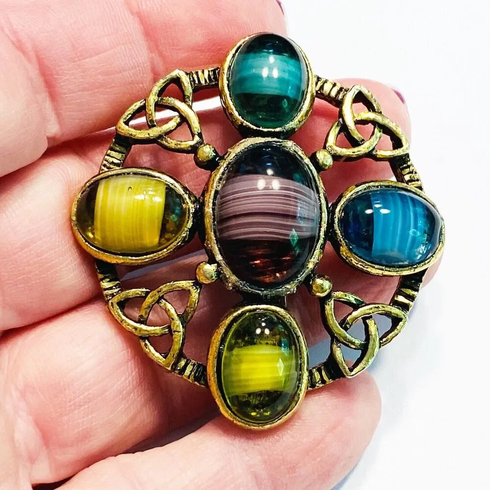Vintage goldtone brooch